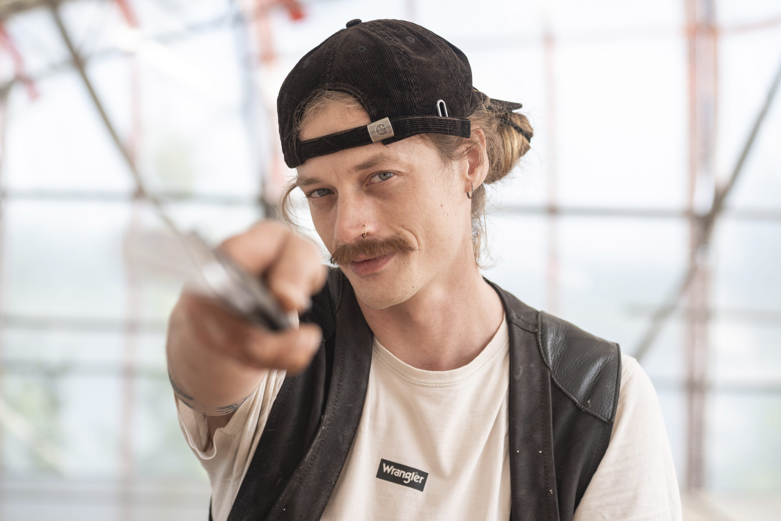 Benny, Zimmerer im Hausboot Hafen Hamburg mit Bascap und Werkzeug