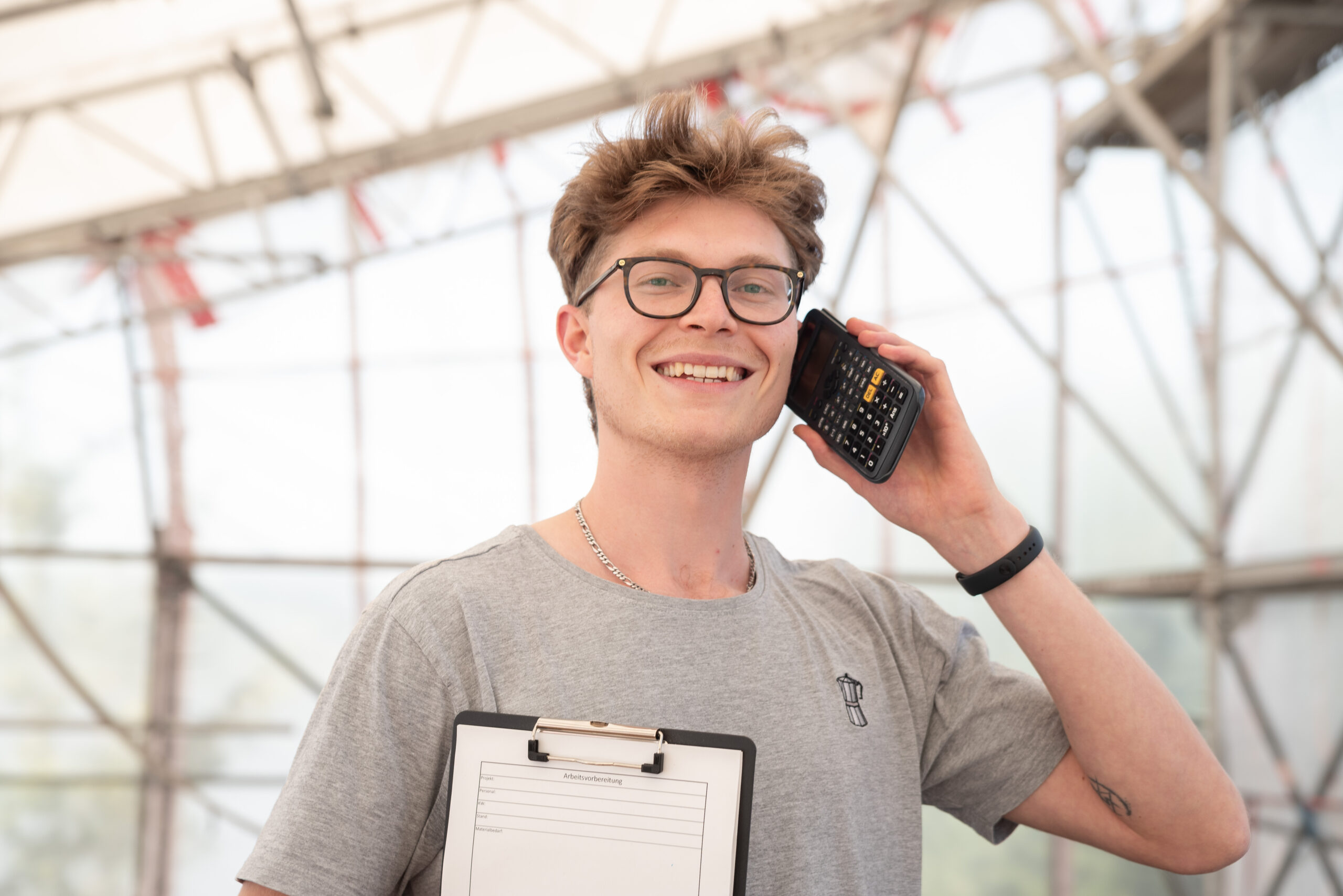 Lukas, Werksstudent im Hausboot Hafen Hamburg mit Clipbrett und Telefon am Ohr