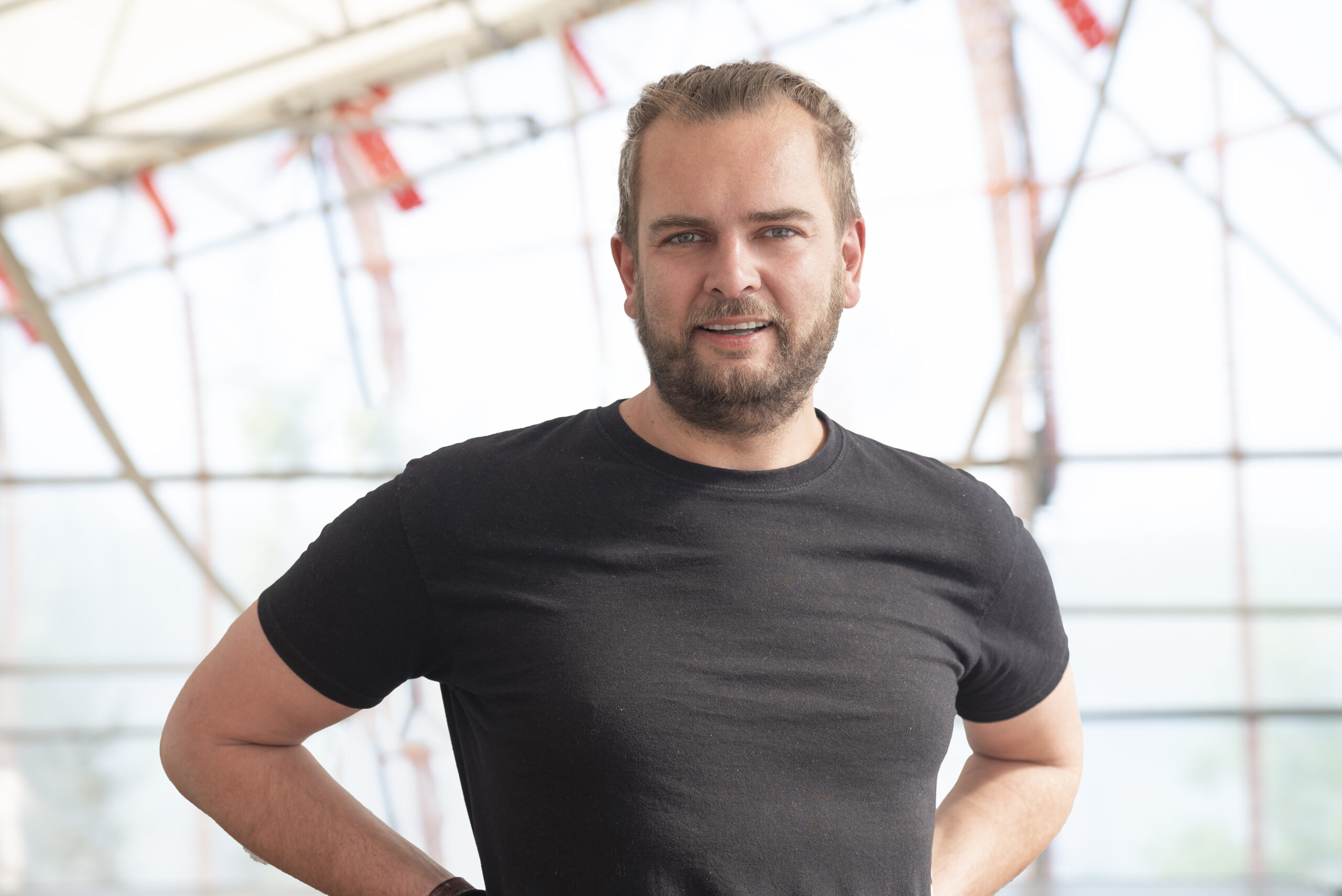 Michael Oehmcke, Gründer und Geschäftsführer des Hausboot Hafens Hamburg in der Produktionshalle