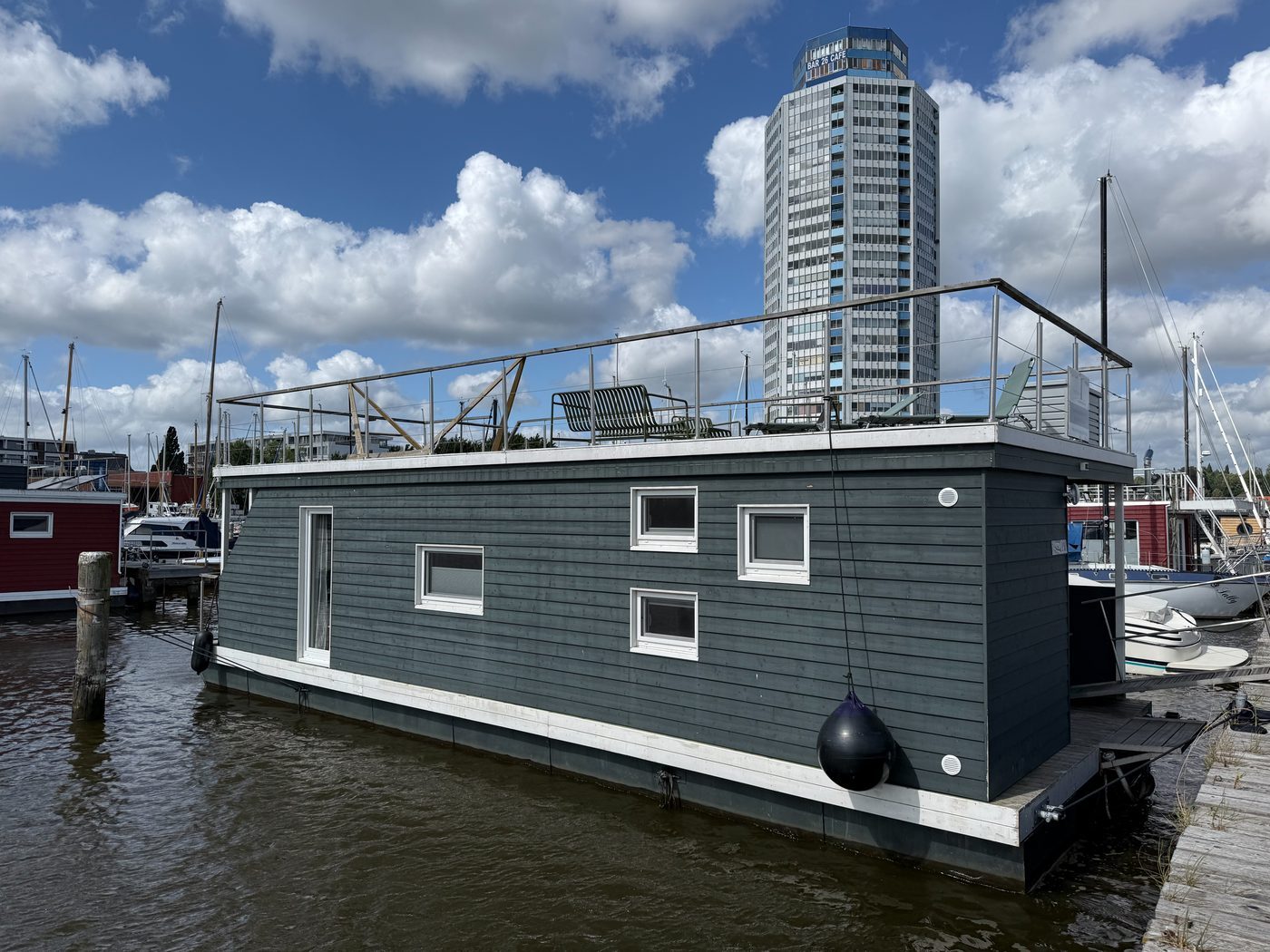 Hausboot Bruntje STERN Sundeck 400/12 am Liegeplatz in Schleswig an der Schlei, Außenansicht mit Sonnendeck