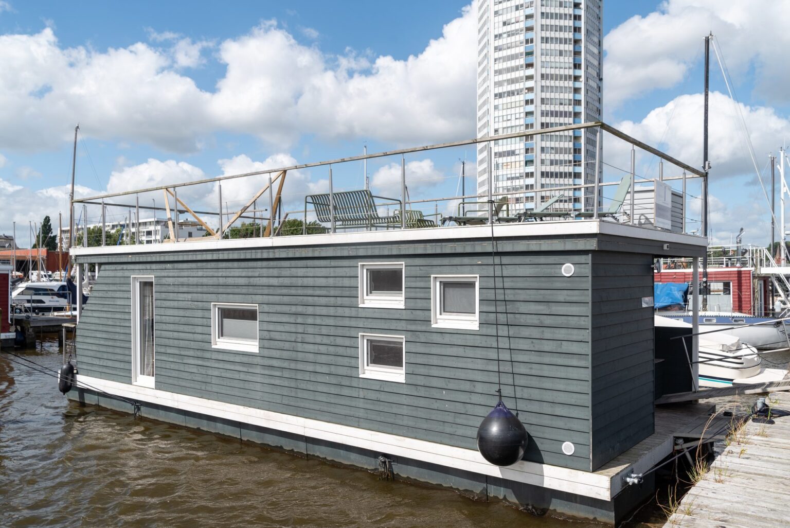 Hausboot Bruntje STERN Sundeck 400/12 am Liegeplatz in Schleswig an der Schlei, Außenansicht mit Sonnendeck