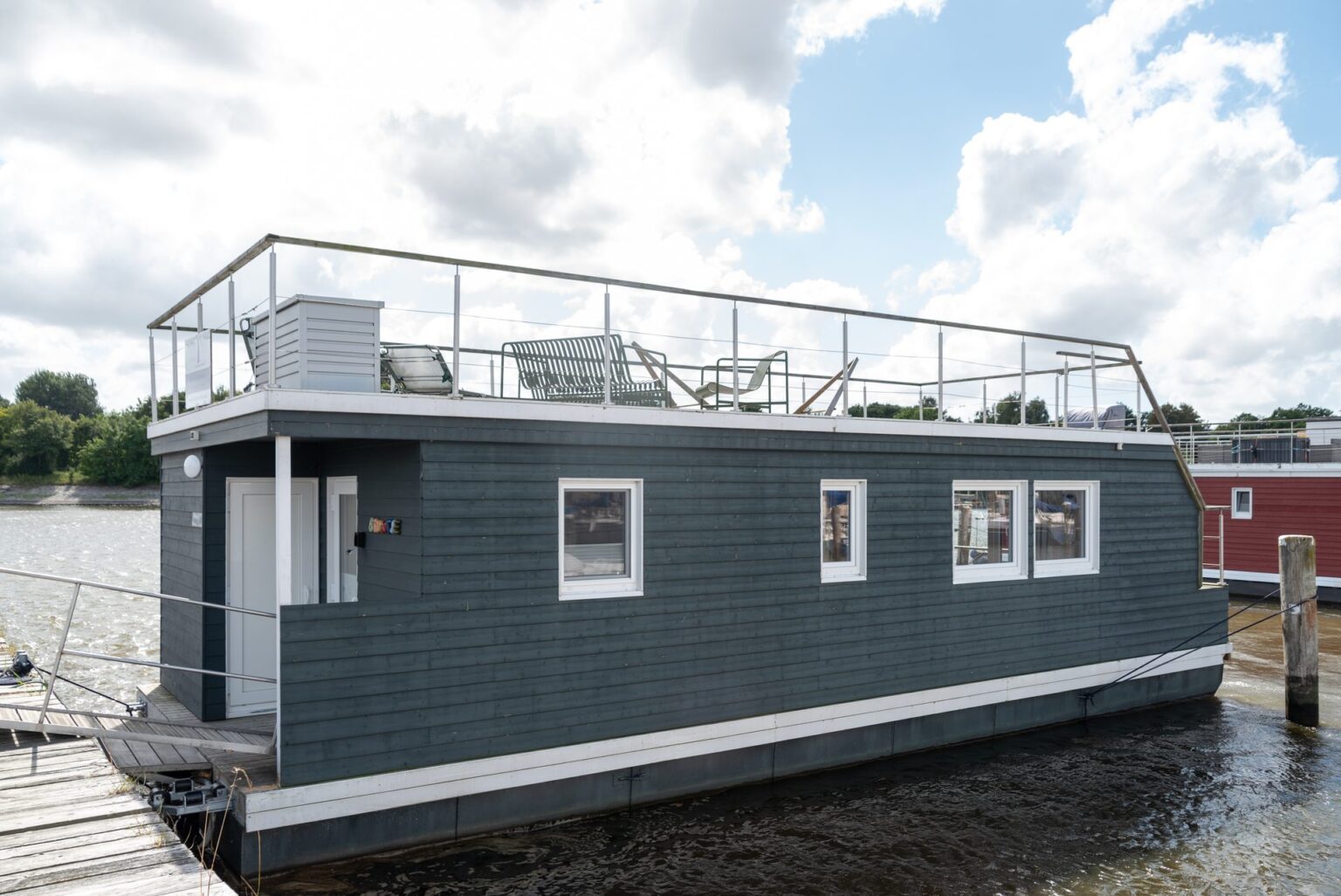 Hausboot Bruntje STERN Sundeck 400/12 am Liegeplatz in Schleswig an der Schlei, Außenansicht mit Sonnendeck