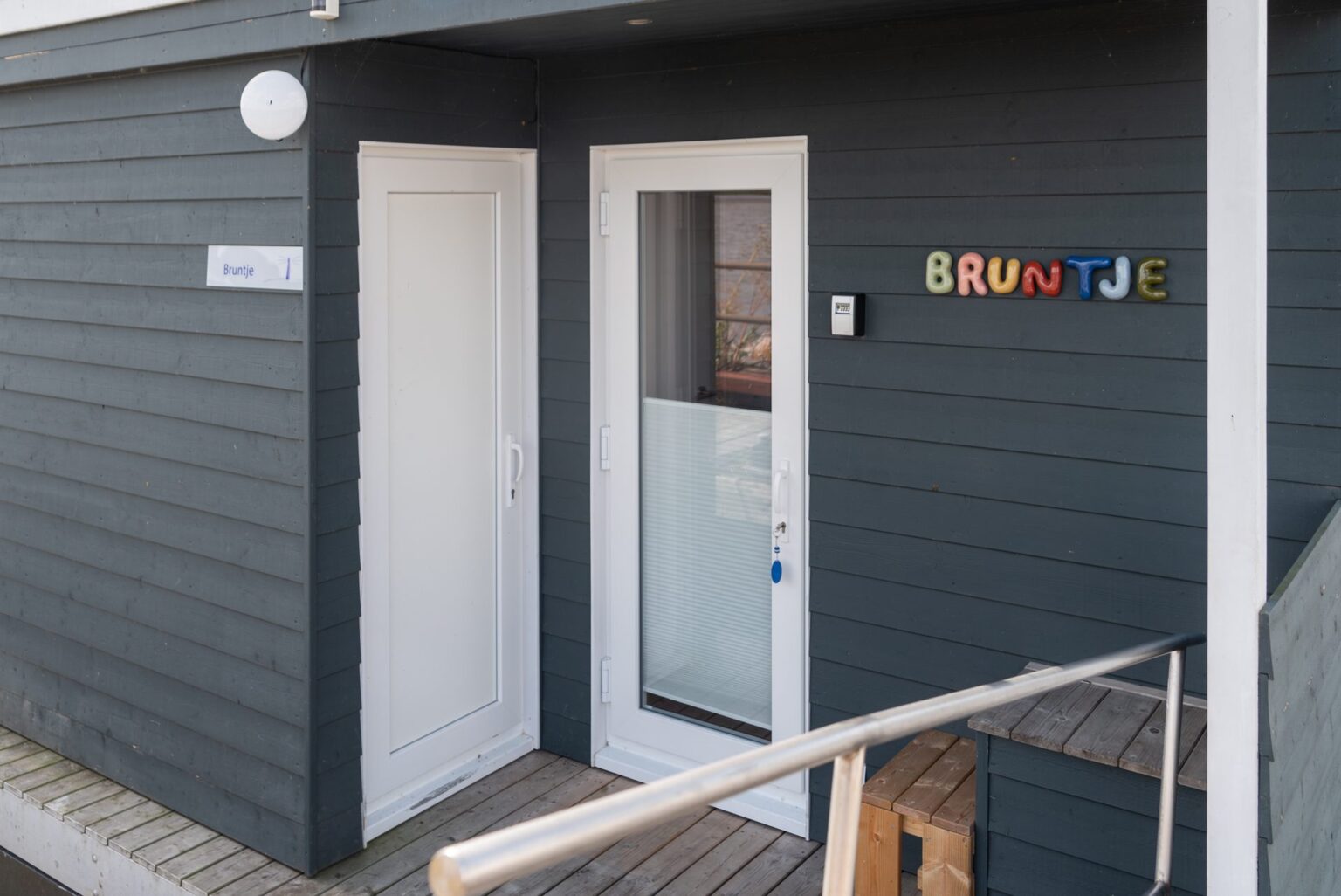 Eingang des Hausboots Bruntje mit Namensschild