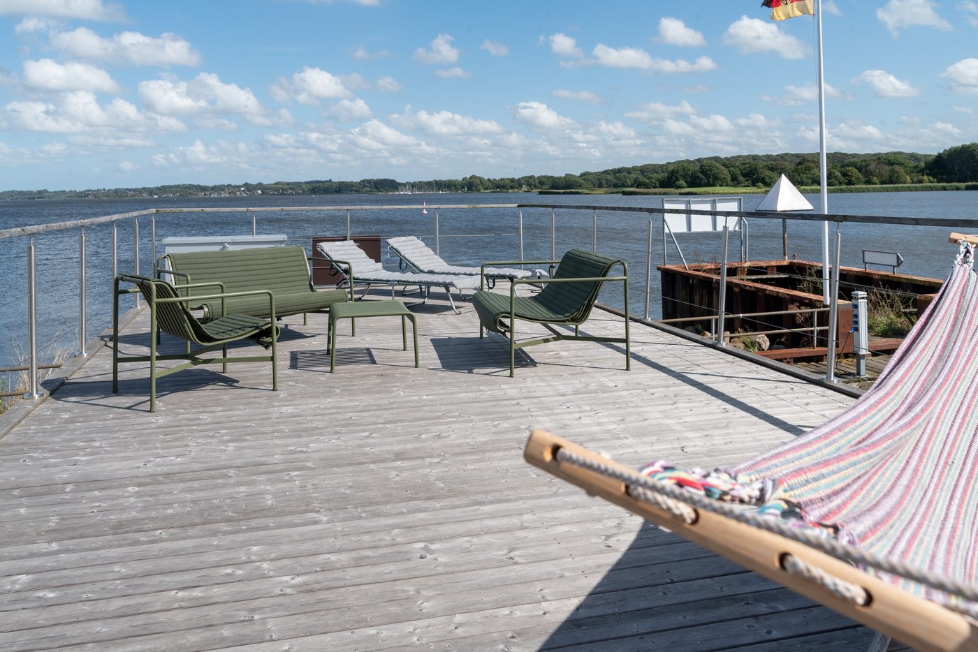 Sonnendeck des Hausboots Bruntje mit Lounge, Hängematte und Sonnenliegen