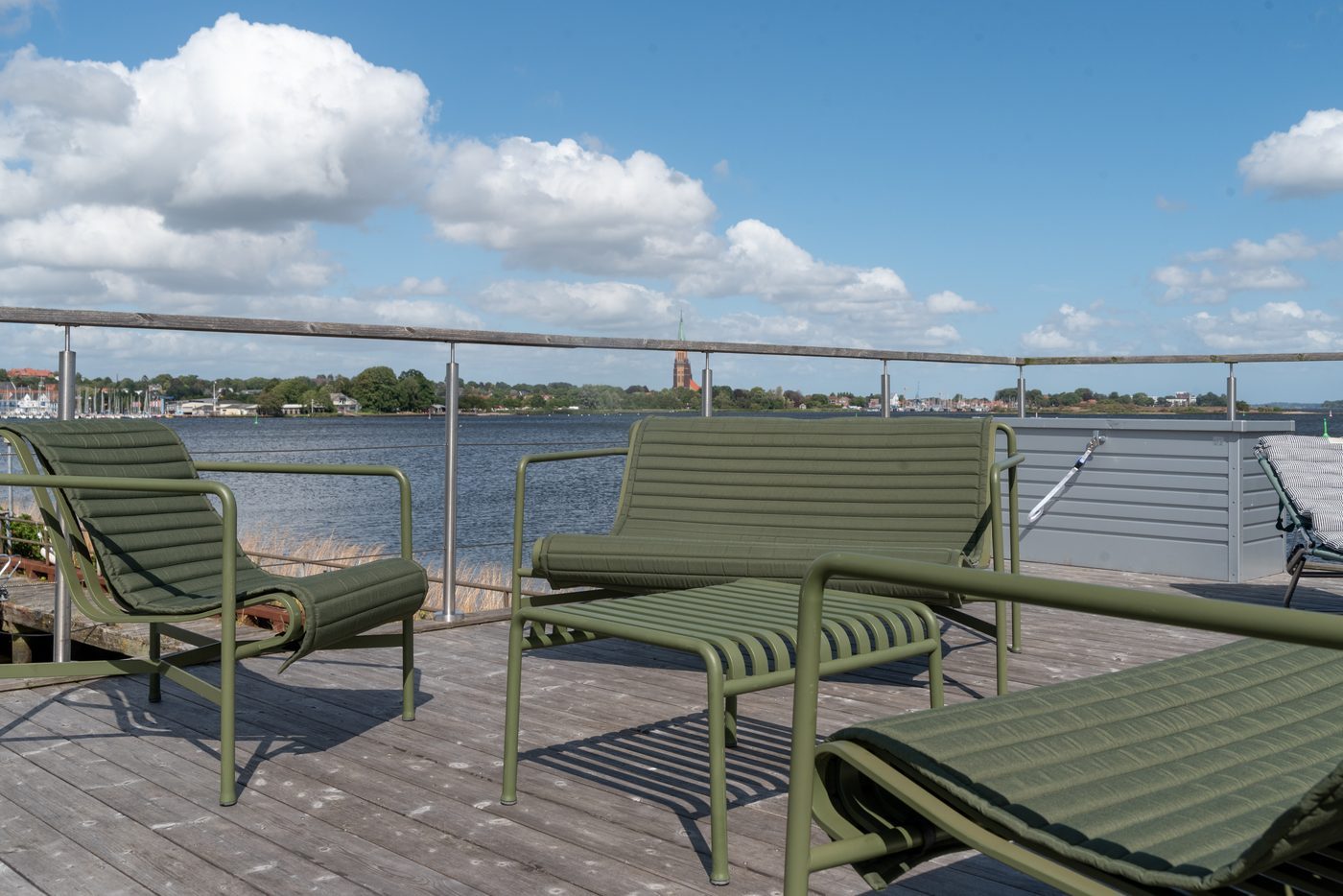 Sonnendeck des Hausboots Bruntje mit Lounge, Hängematte und Sonnenliegen