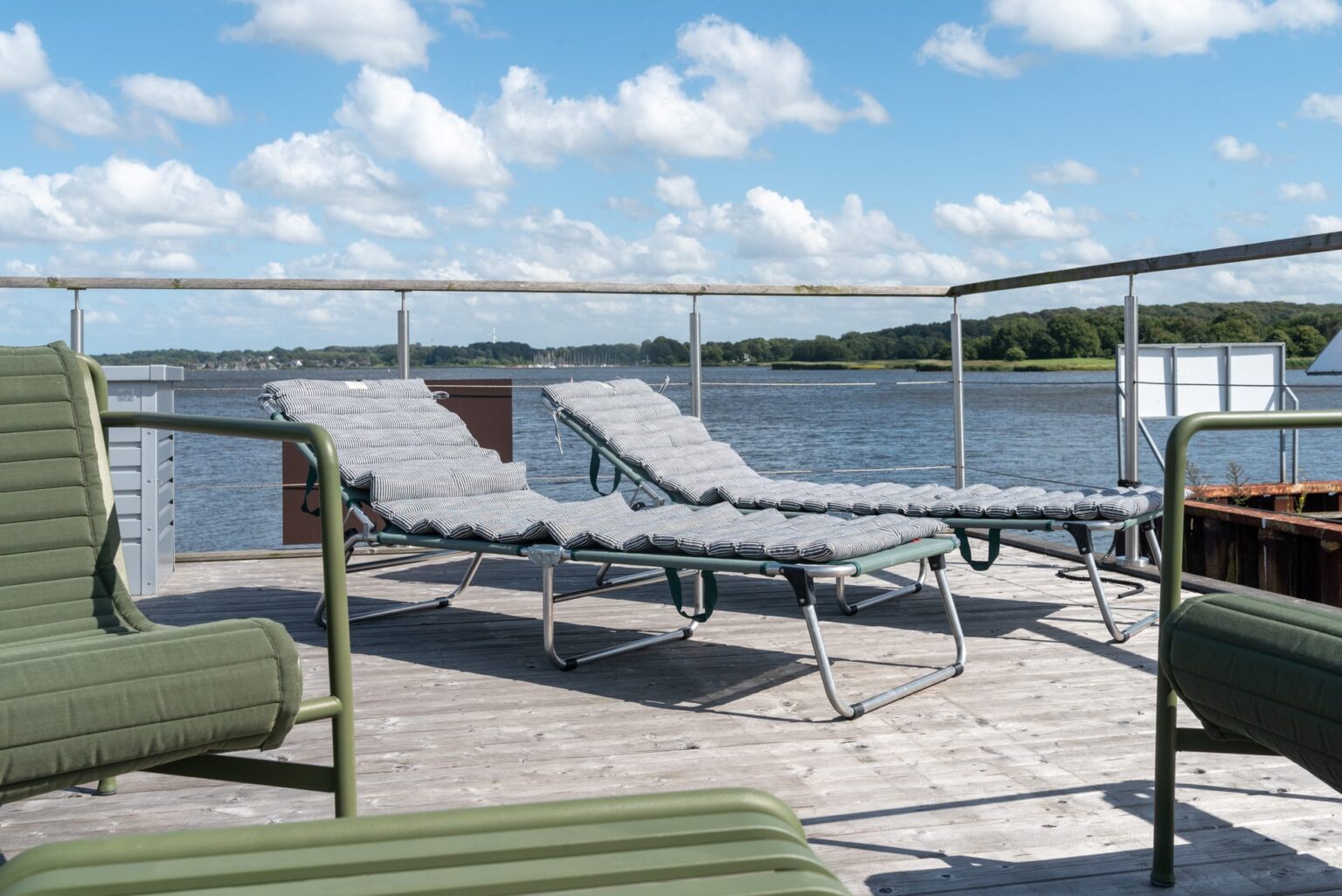 Sonnendeck des Hausboots Bruntje mit Lounge, Hängematte und Sonnenliegen