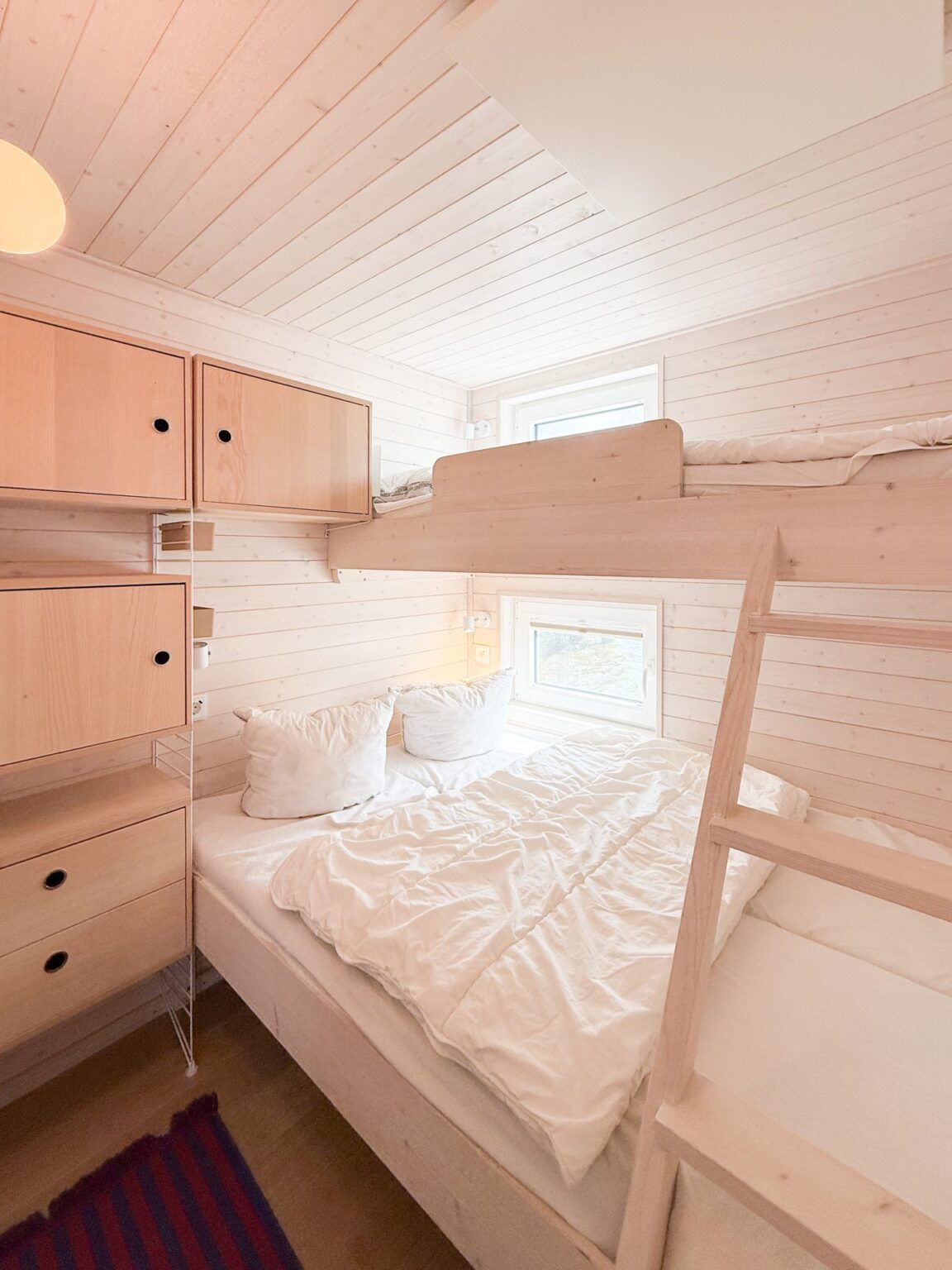 Schlafkabine mit Doppelbett im STERN Hausboot Bruntje
