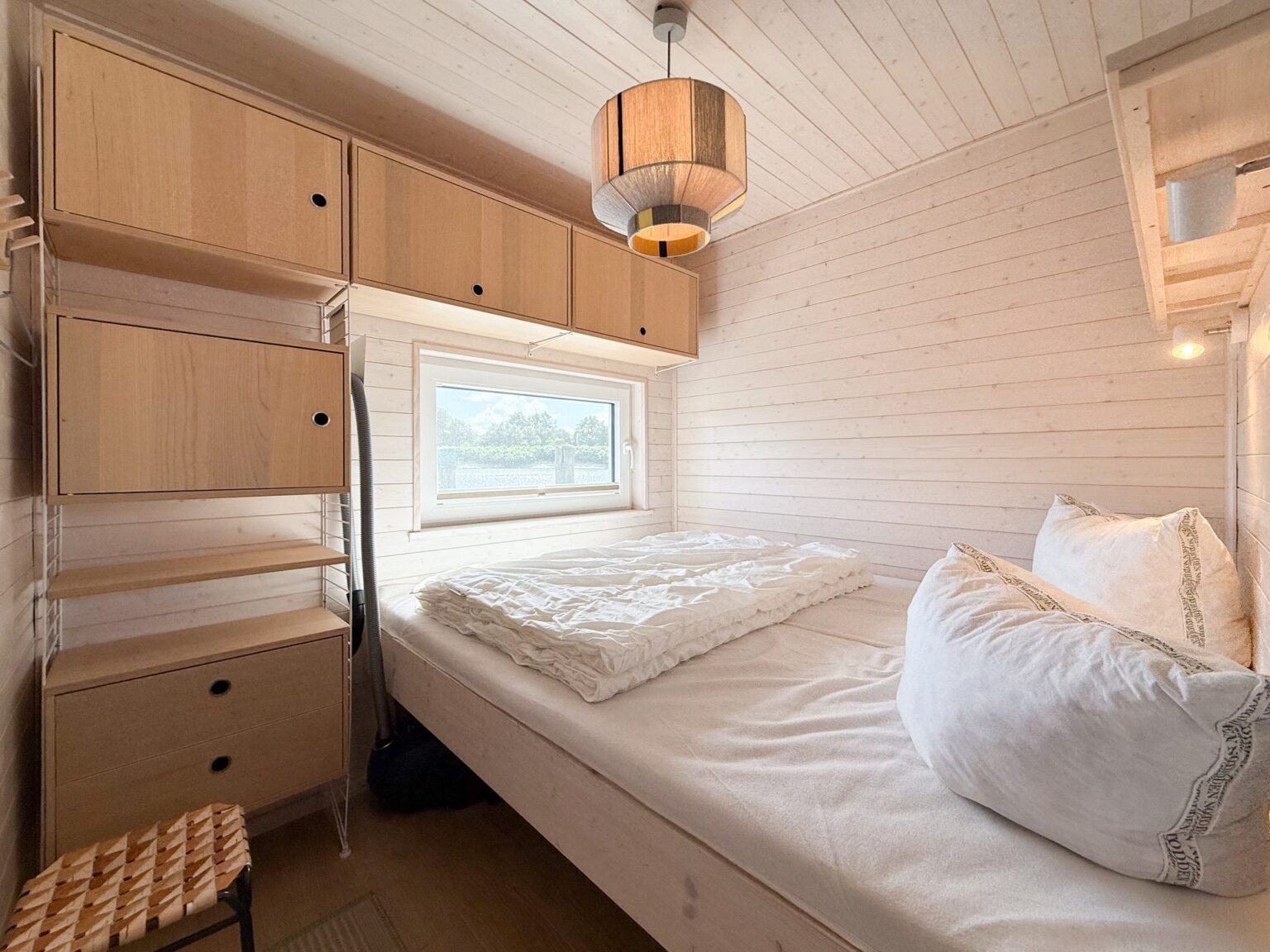 Schlafkabine mit Doppelbett im STERN Hausboot Bruntje